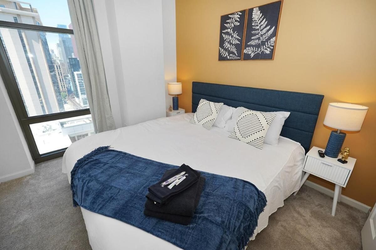 Apartment 18th Floor 2br Grant Park With Balcony, Gym Chicago