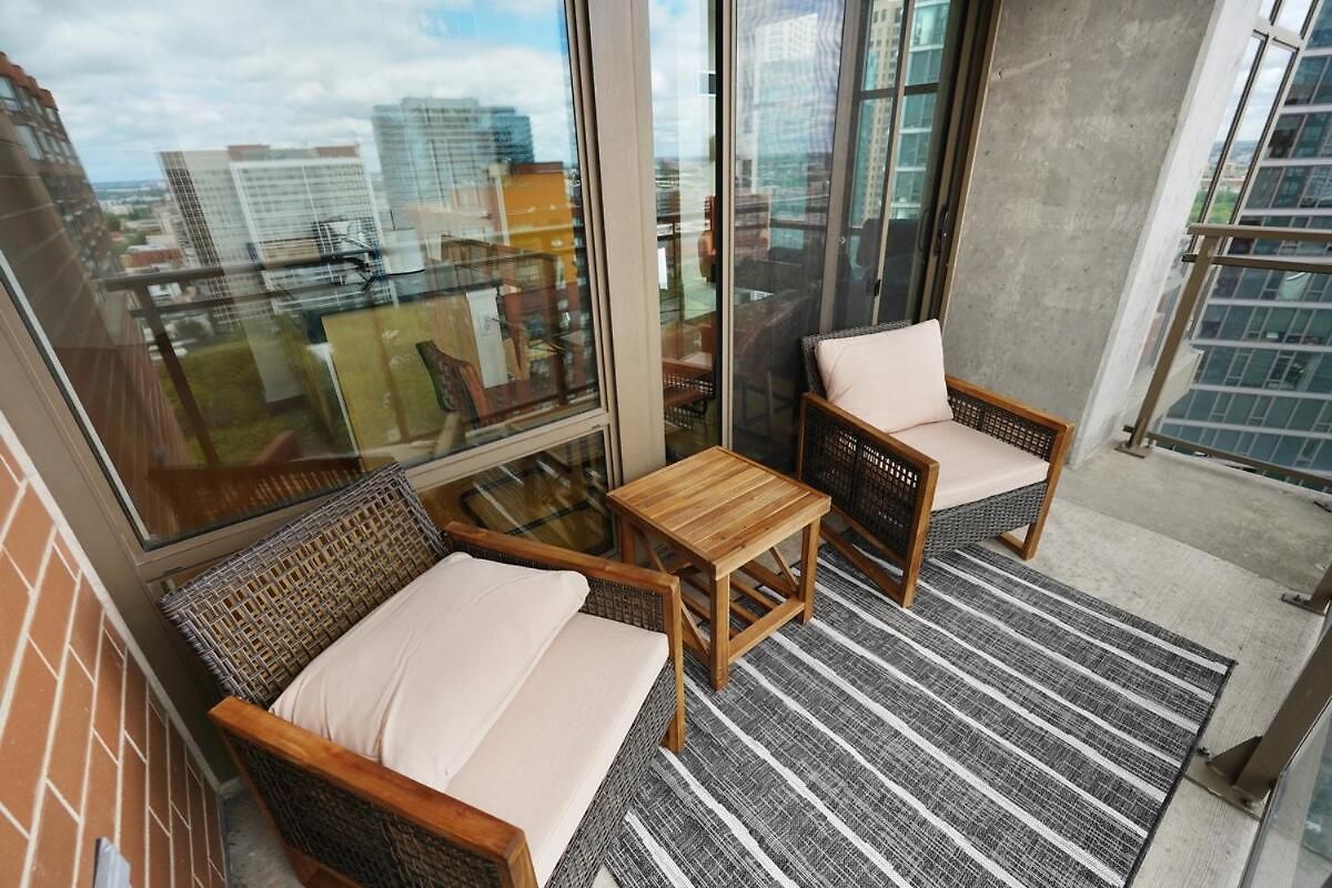 Luxury 21st Floor Skyline Views Near Grant Park
