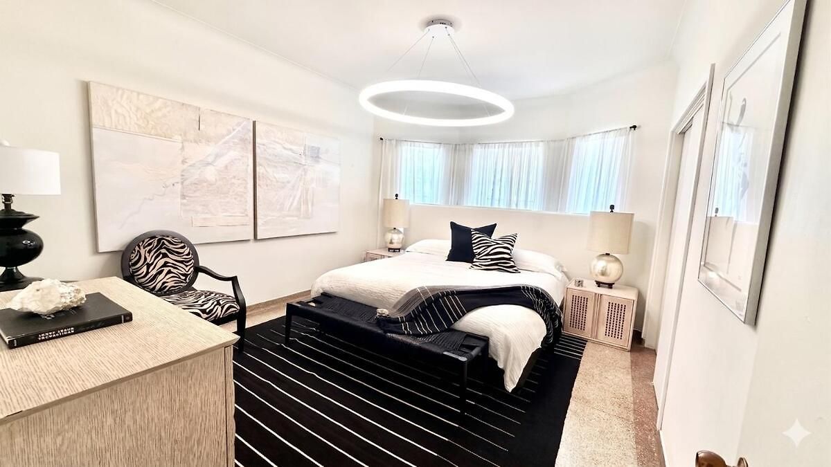 Apartment Steps To & Designer Lakefront With Free Parking