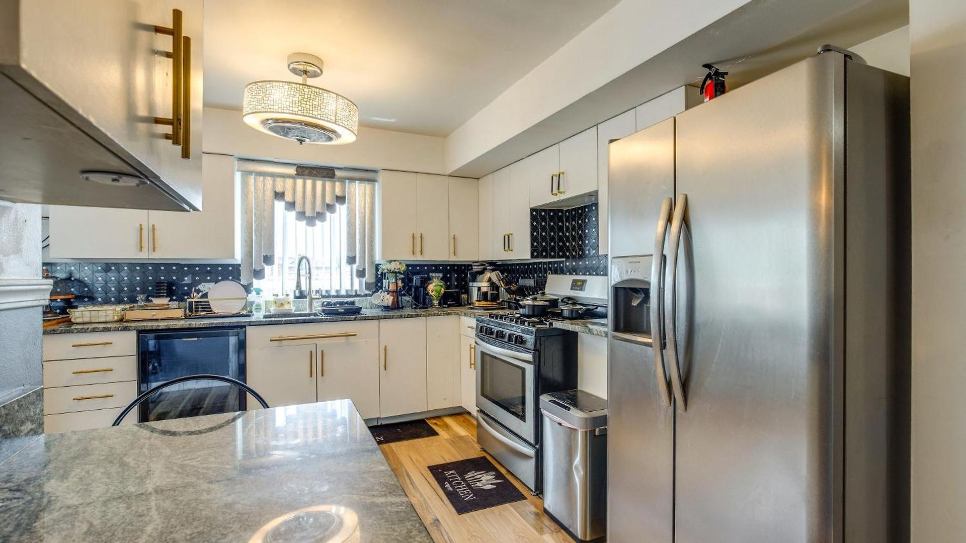 Apartment Walk To Stores & Parks! Stylish