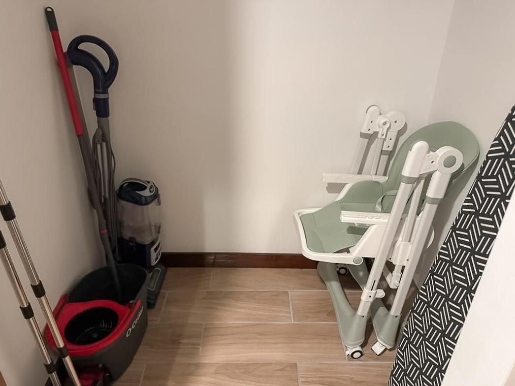 Near Wrigley • Sleeps 4 • Games + Fireplace Apartment