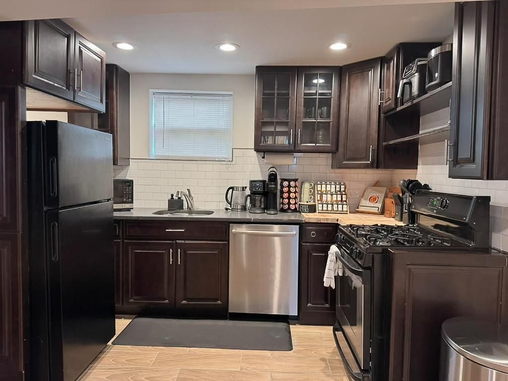 Apartment Near Wrigley • Sleeps 4 • Games + Fireplace