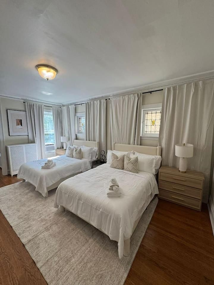 Apartment Walk To The • Private Office • 5br Chicago