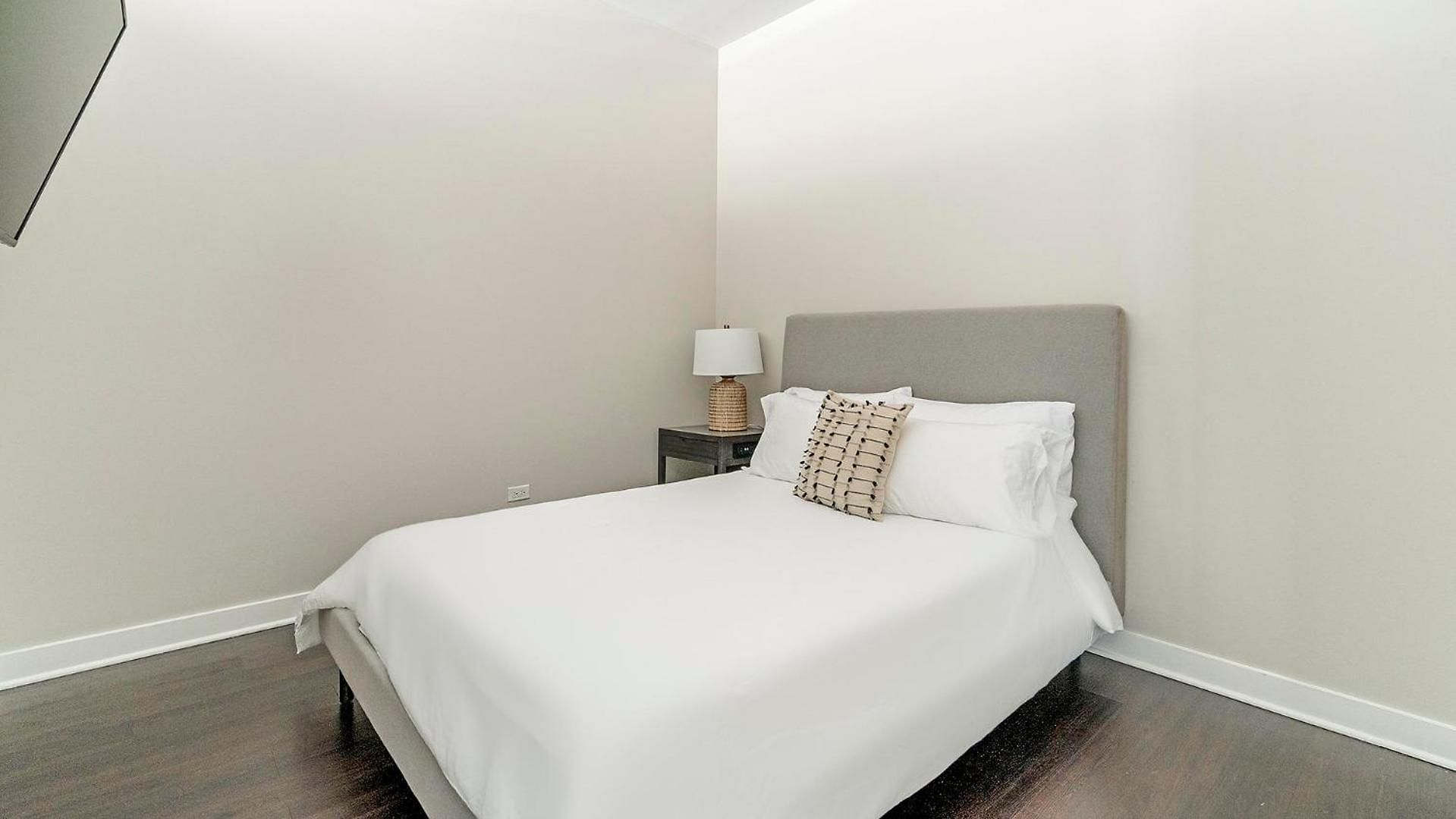 Landing Stylish 2bd Gym Rooftop Lounge