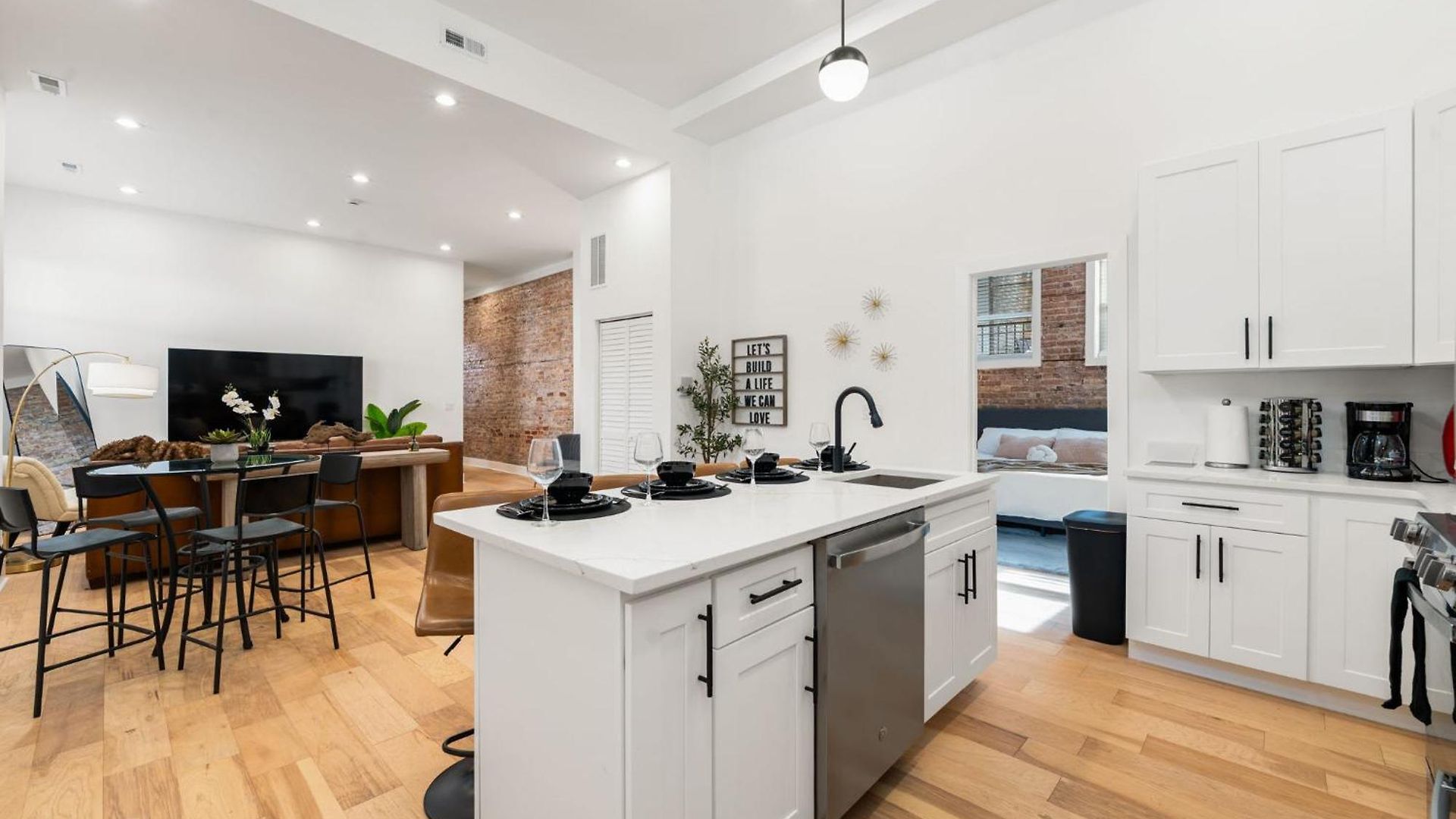 Vibrant West Town Perfect For Families Apartment *