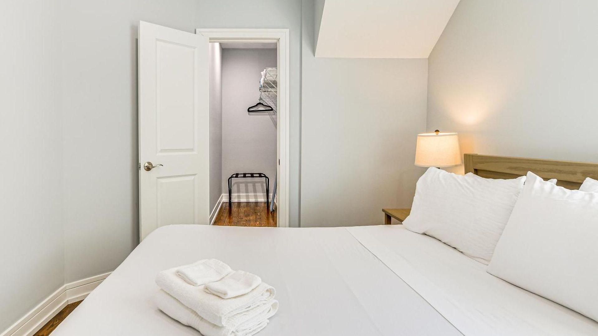 Walk To Blue Line: Sleek In Bucktown! Apartment Chicago