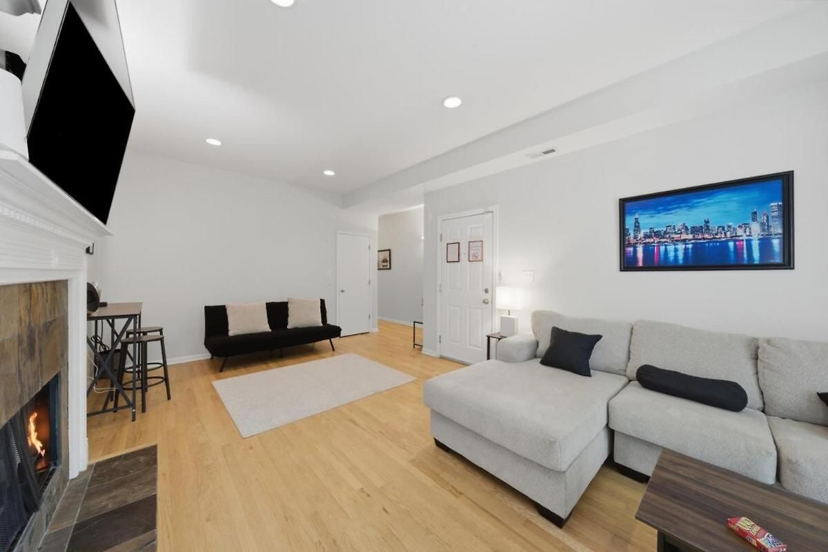 Apartment Closest To The United Center 3 Bedrooms & Futon *