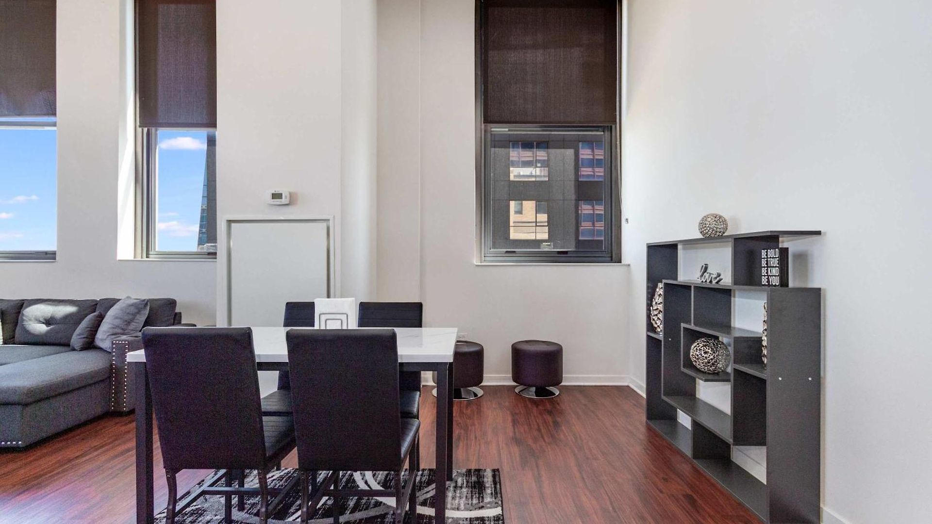 Downtown With Free In & Out Parking-2 Apartment *