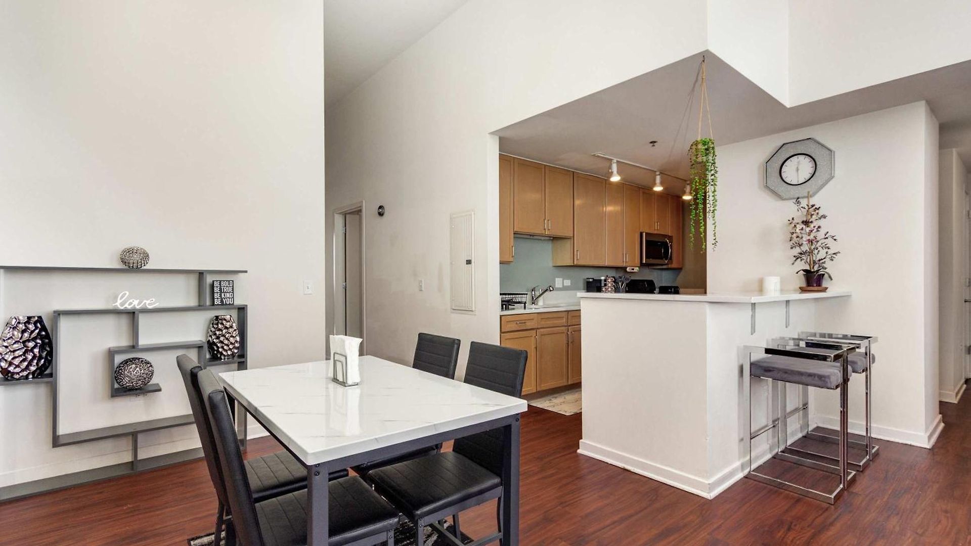 Apartment Downtown With Free In & Out Parking-2 *