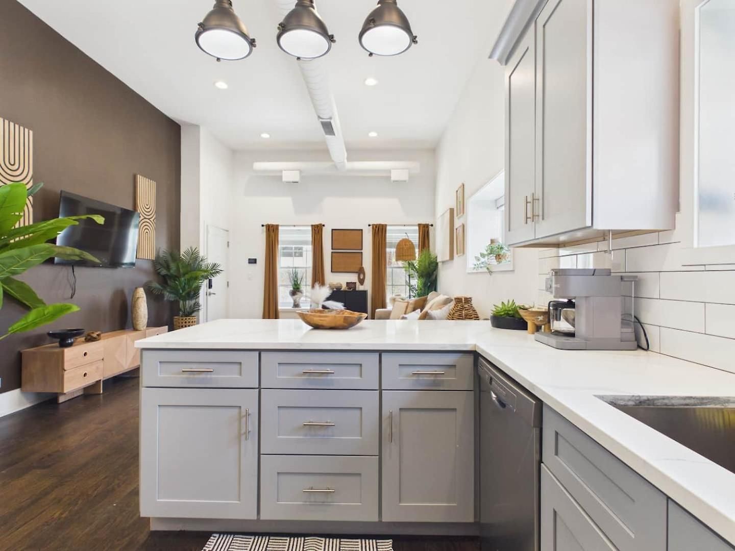 Bright & Spacious Boho Oasis A Warm Retreat Apartment *
