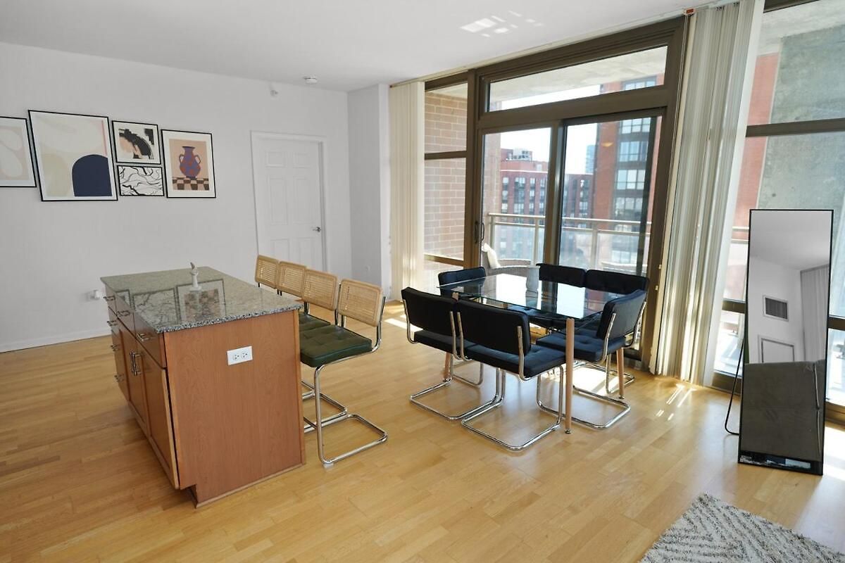 18th Floor 2br Grant Park With Balcony, Gym * Chicago