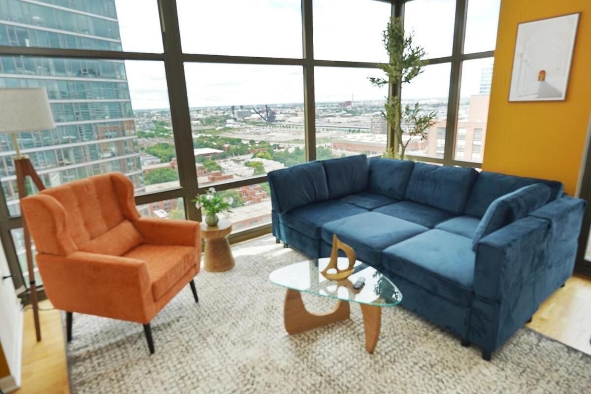 Luxury 21st Floor Skyline Views Near Grant Park Apartment