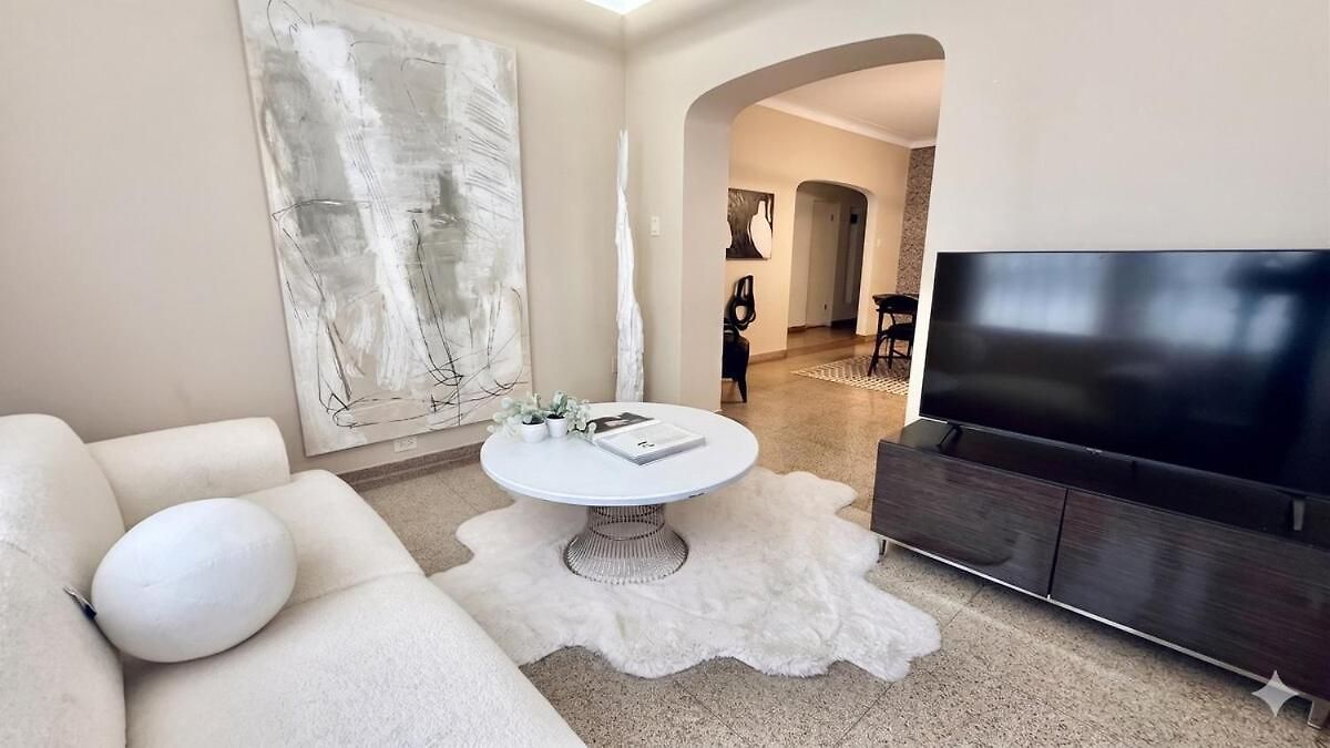 Steps To & Designer Lakefront With Free Parking Apartment