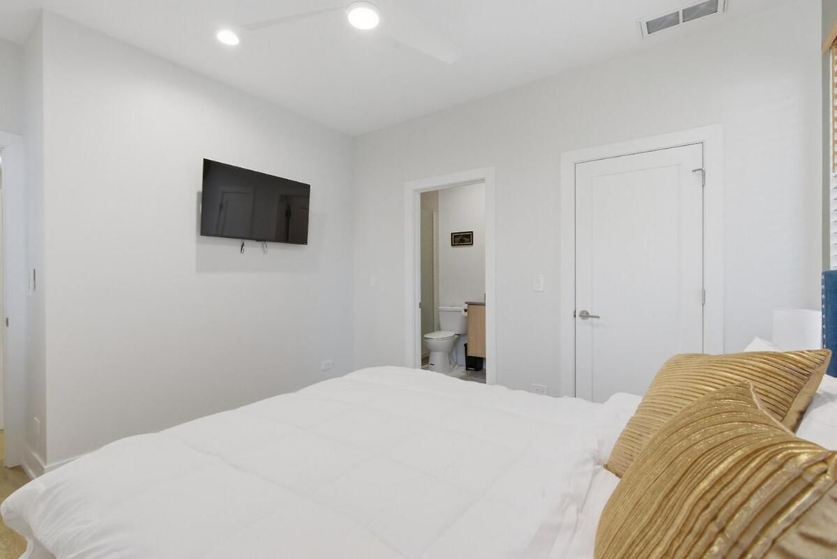Black Gallery Solar 2br Woodlawn Chicago