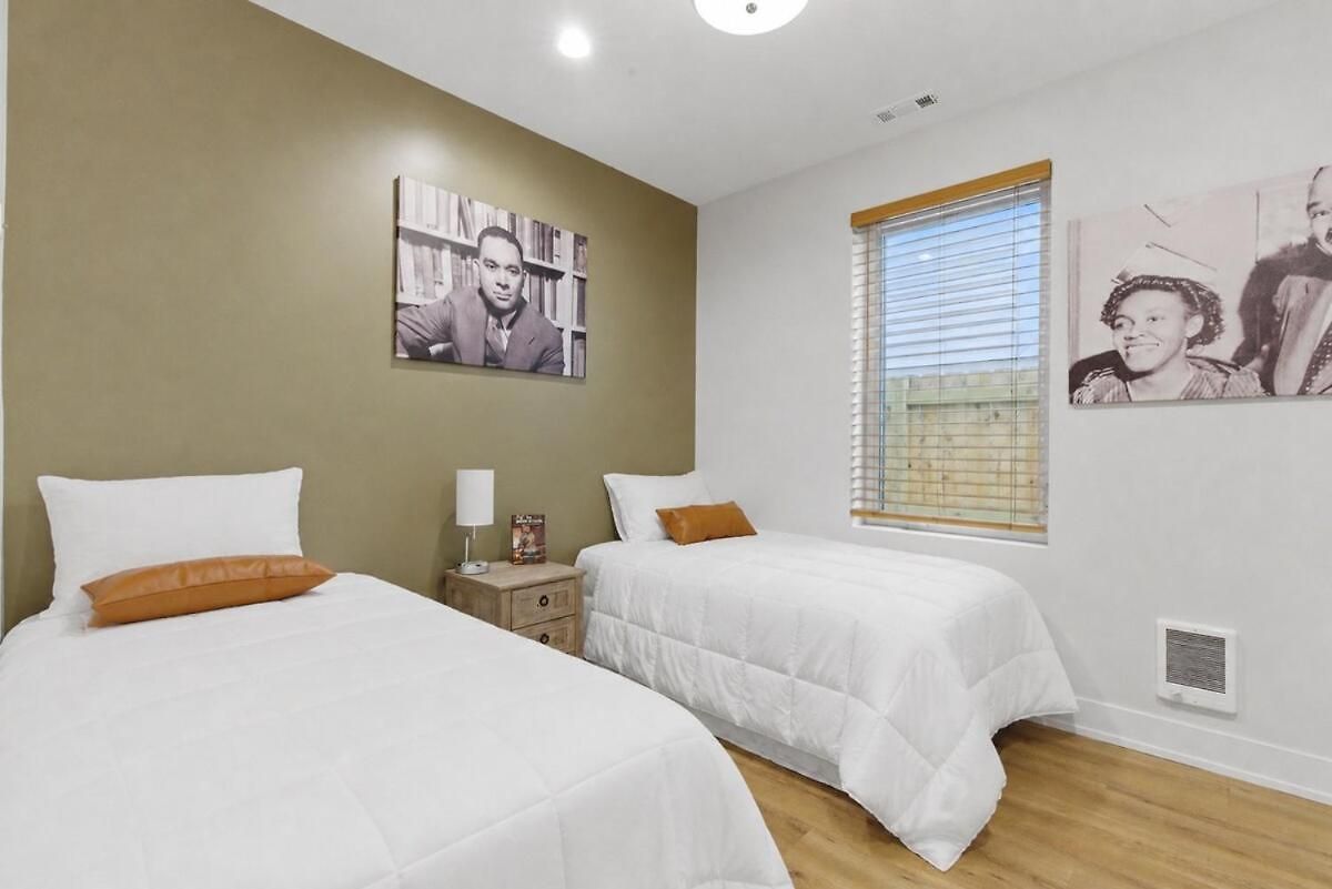 Black Gallery Solar 2br Woodlawn Apartment