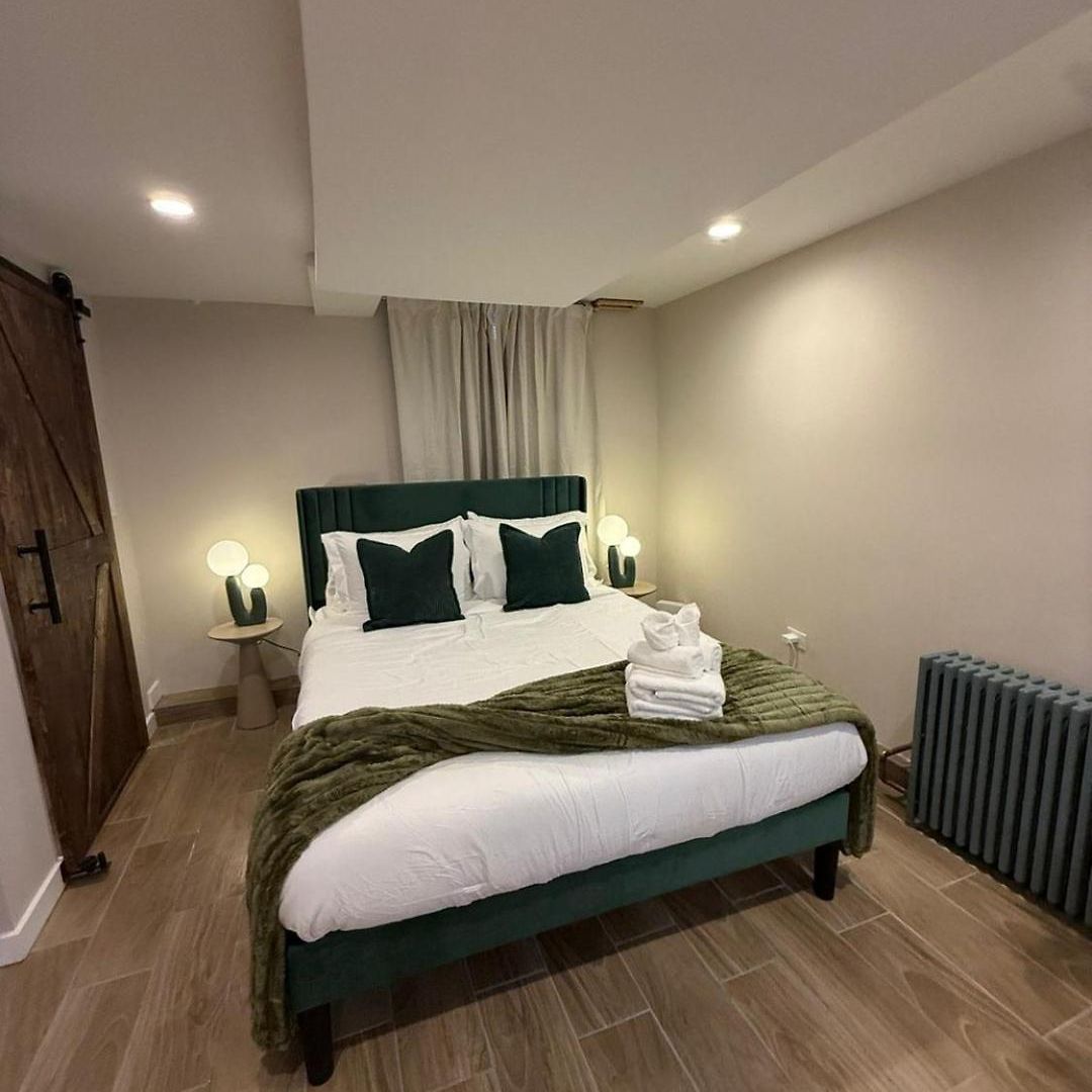 Near Wrigley • Sleeps 4 • Games + Fireplace Apartment *