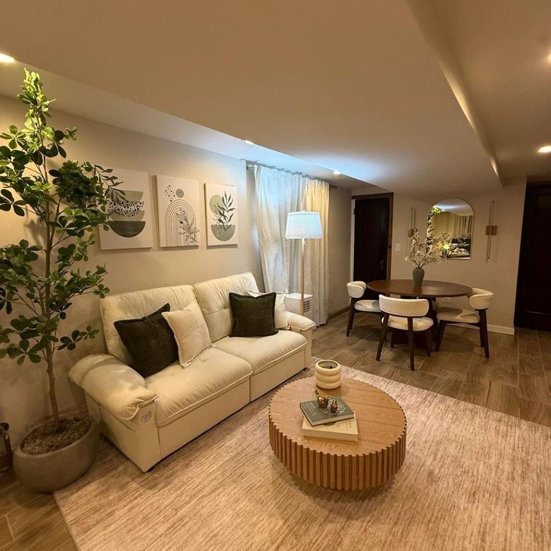 Near Wrigley • Sleeps 4 • Games + Fireplace Chicago
