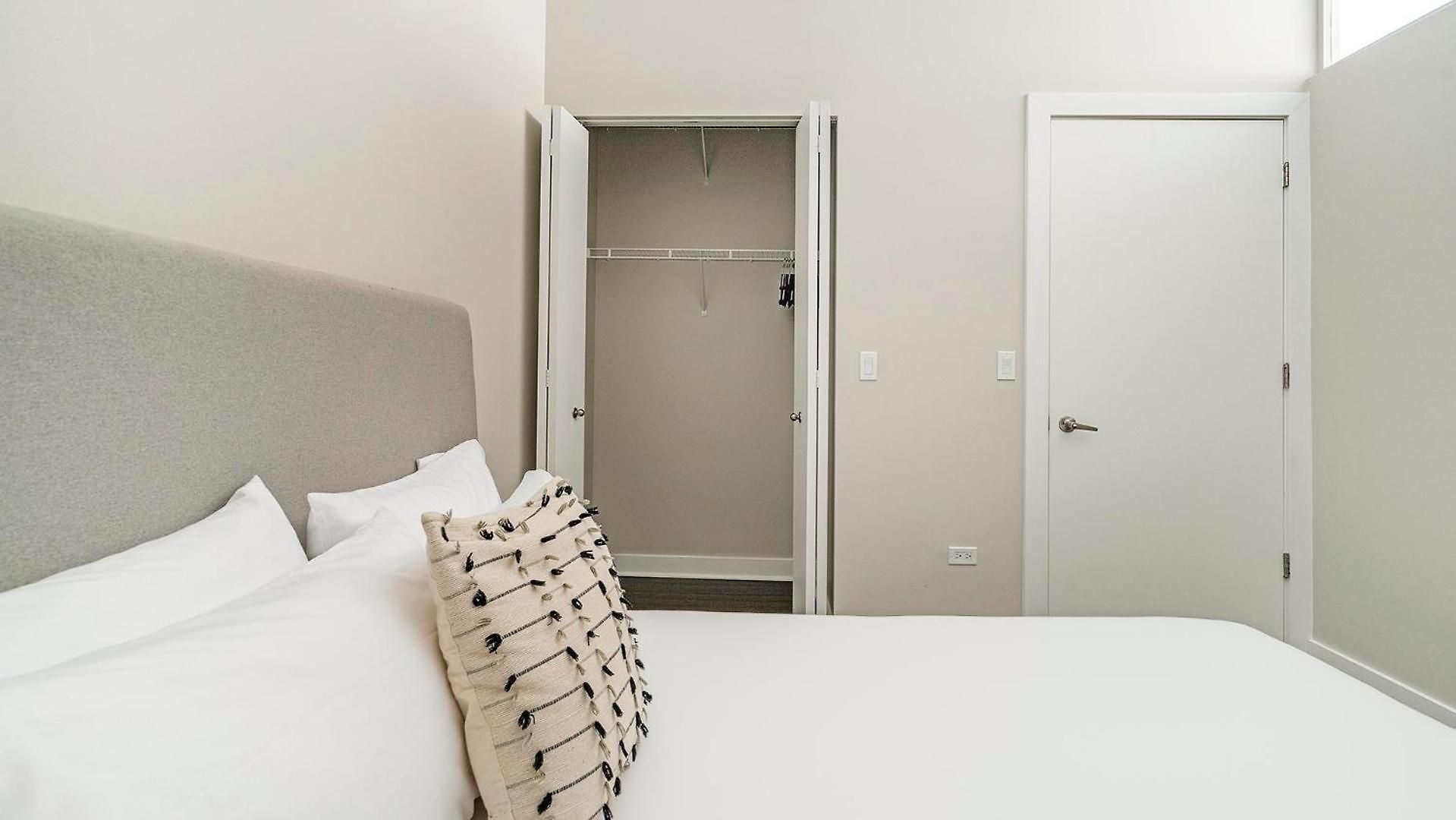 Landing Stylish 2bd Gym Rooftop Lounge * Chicago