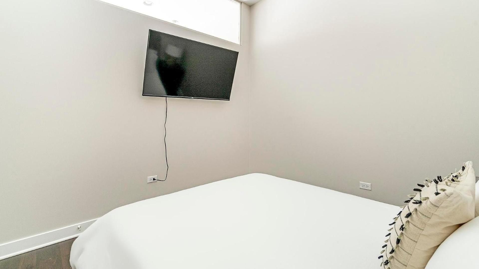 Landing Stylish 2bd Gym Rooftop Lounge Apartment