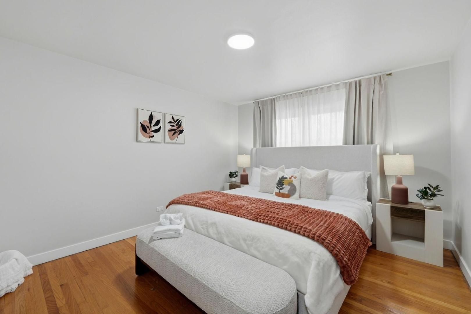 Apartment 3br Near O'hare • Office • Coffee Bar • Sleeps 9 Chicago