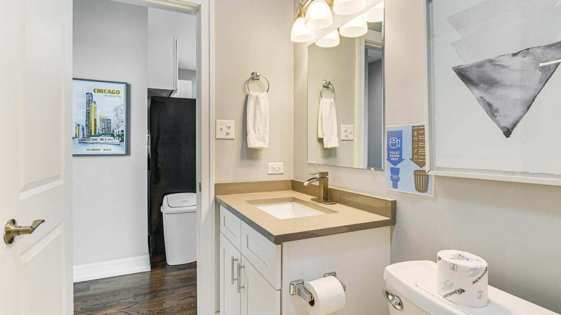Walk To Blue Line: Sleek In Bucktown!