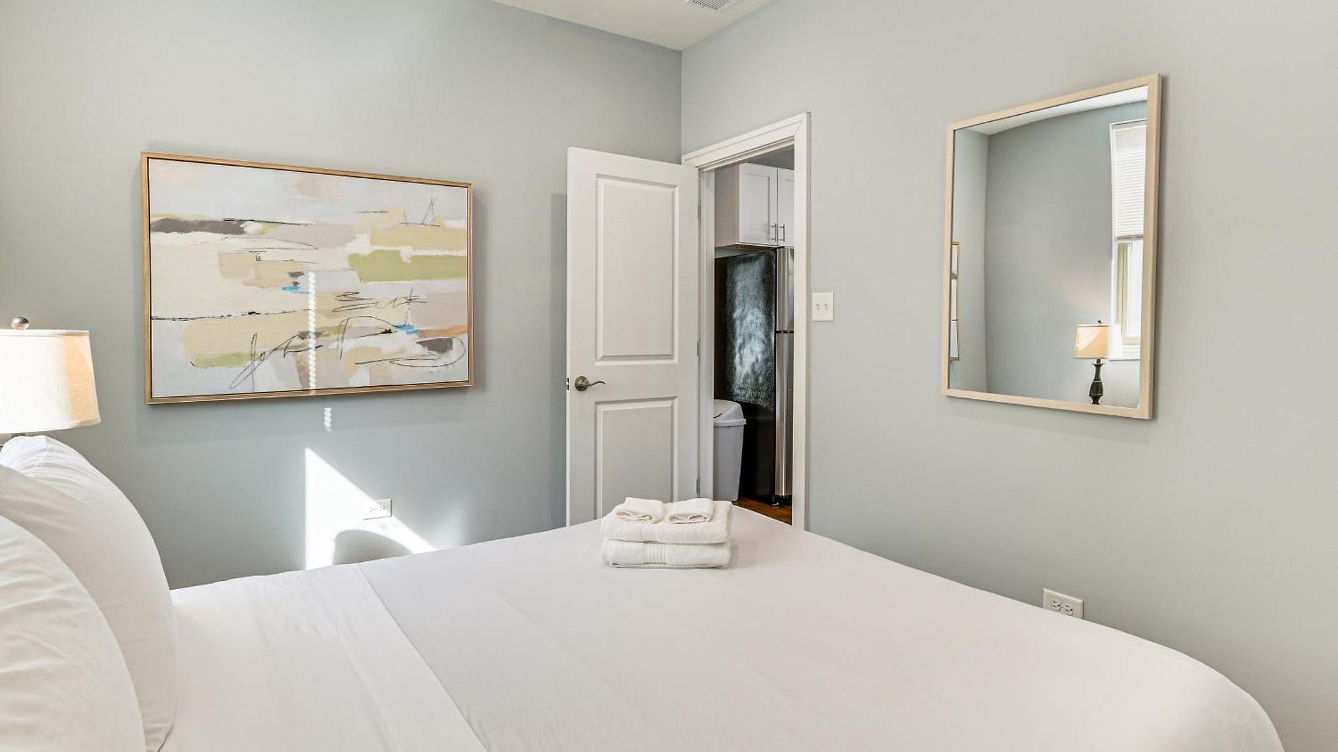 Walk To Blue Line: Sleek In Bucktown! Apartment