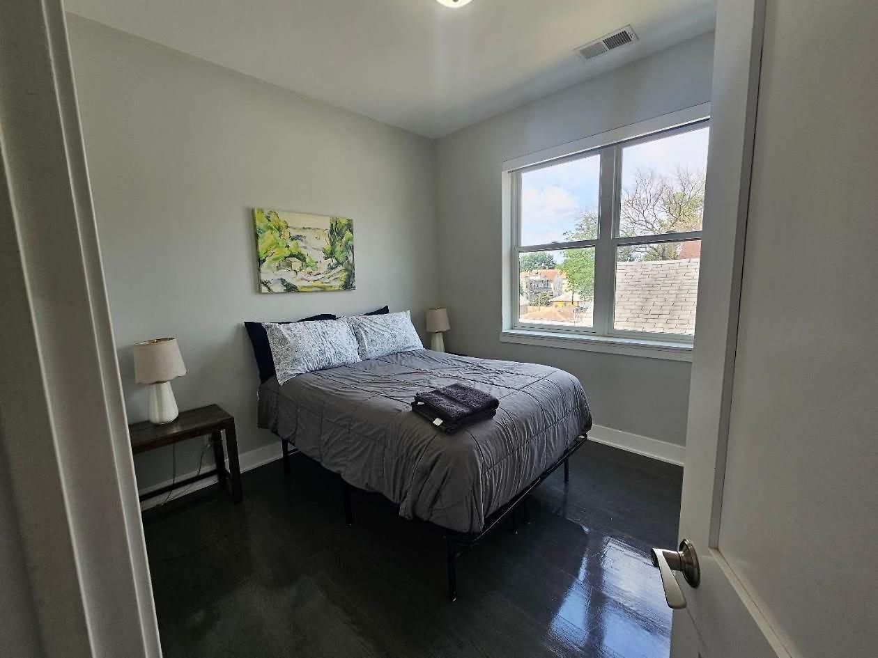 Apartment Spacious Modern Pilsen Retreat Sleeps 8 Near Downtown