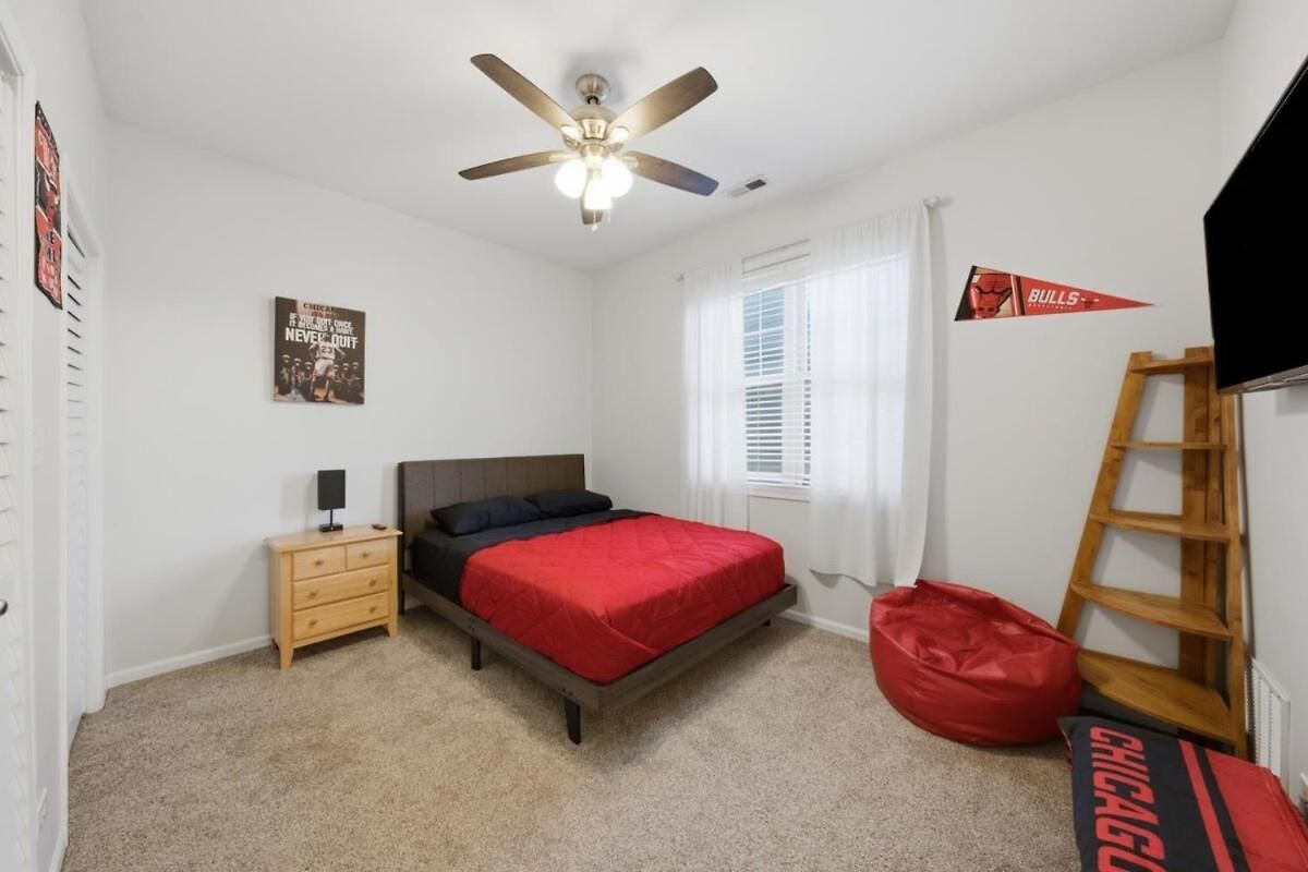 Closest To The United Center 3 Bedrooms & Futon Apartment *