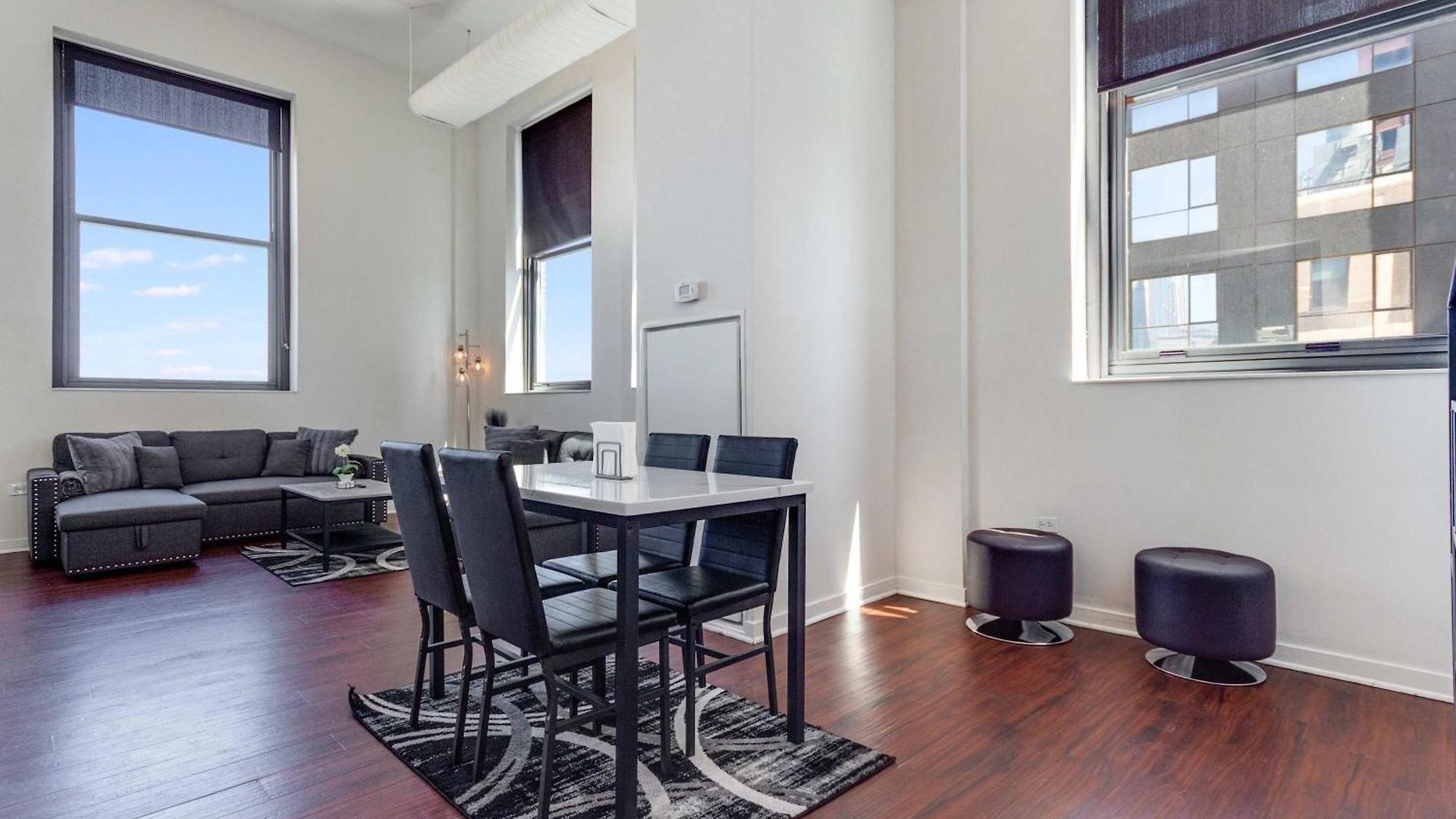 Downtown With Free In & Out Parking-2 Apartment