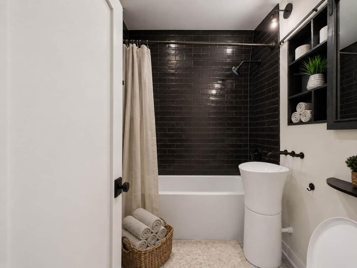 Modern Zen Retreat Mins From Downtown Apartment *