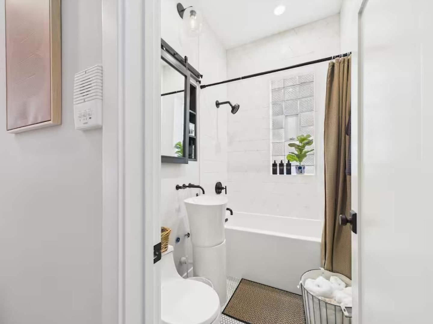 Peaceful Zen Flat 2br Oasis With Free Parking Apartment