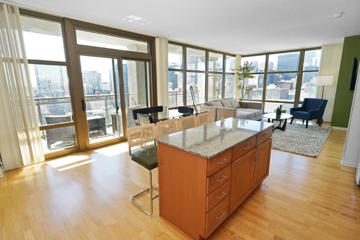 18th Floor 2br Grant Park With Balcony, Gym Apartment