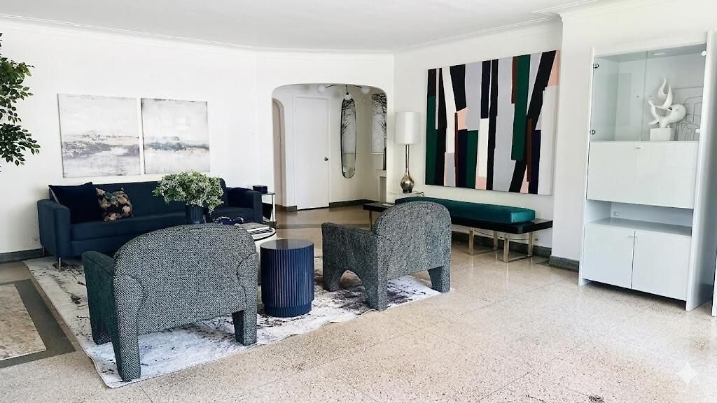 Apartment Steps To & Designer Lakefront With Free Parking *