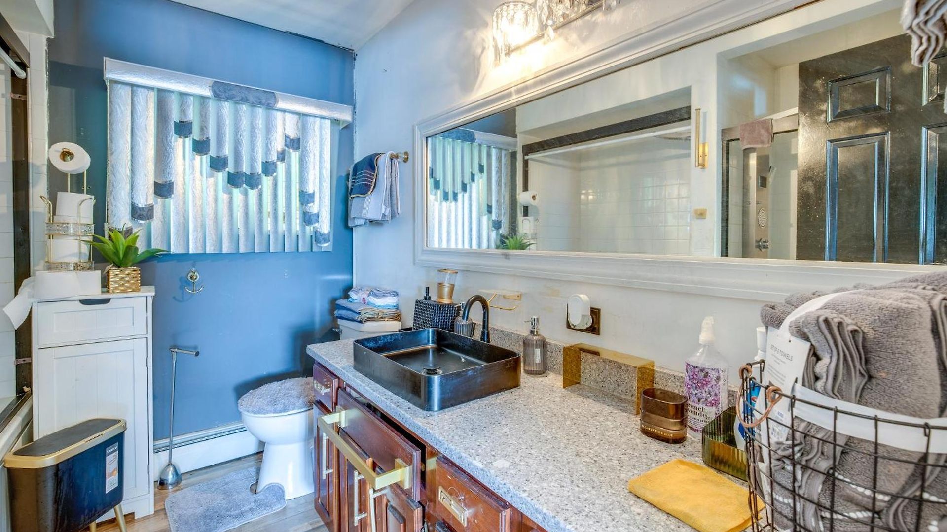Apartment Walk To Stores & Parks! Stylish