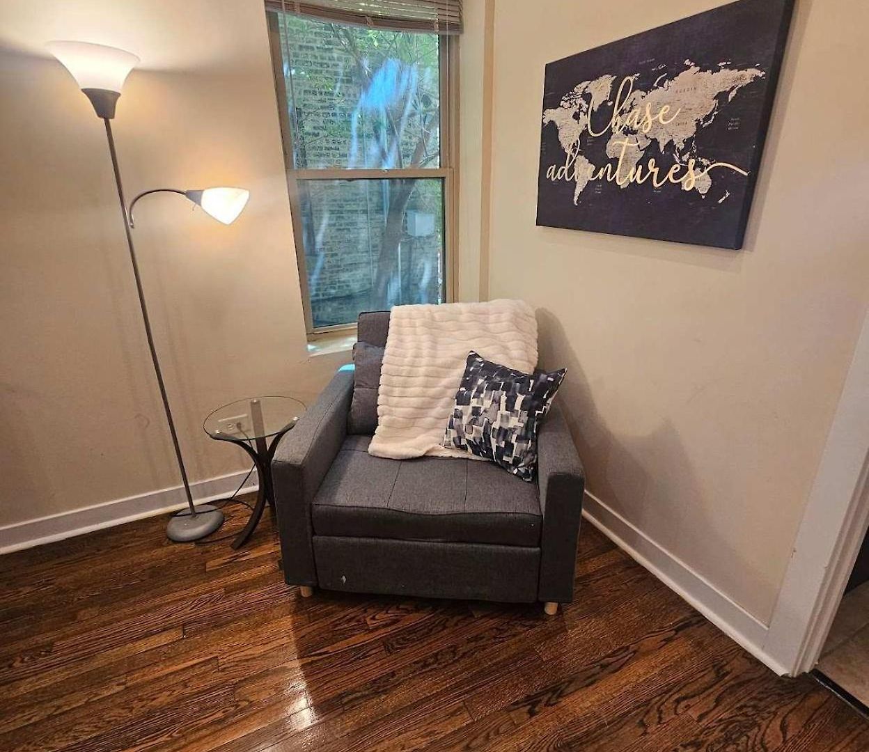 2 Bedroom Unit In Uptown Apartment *