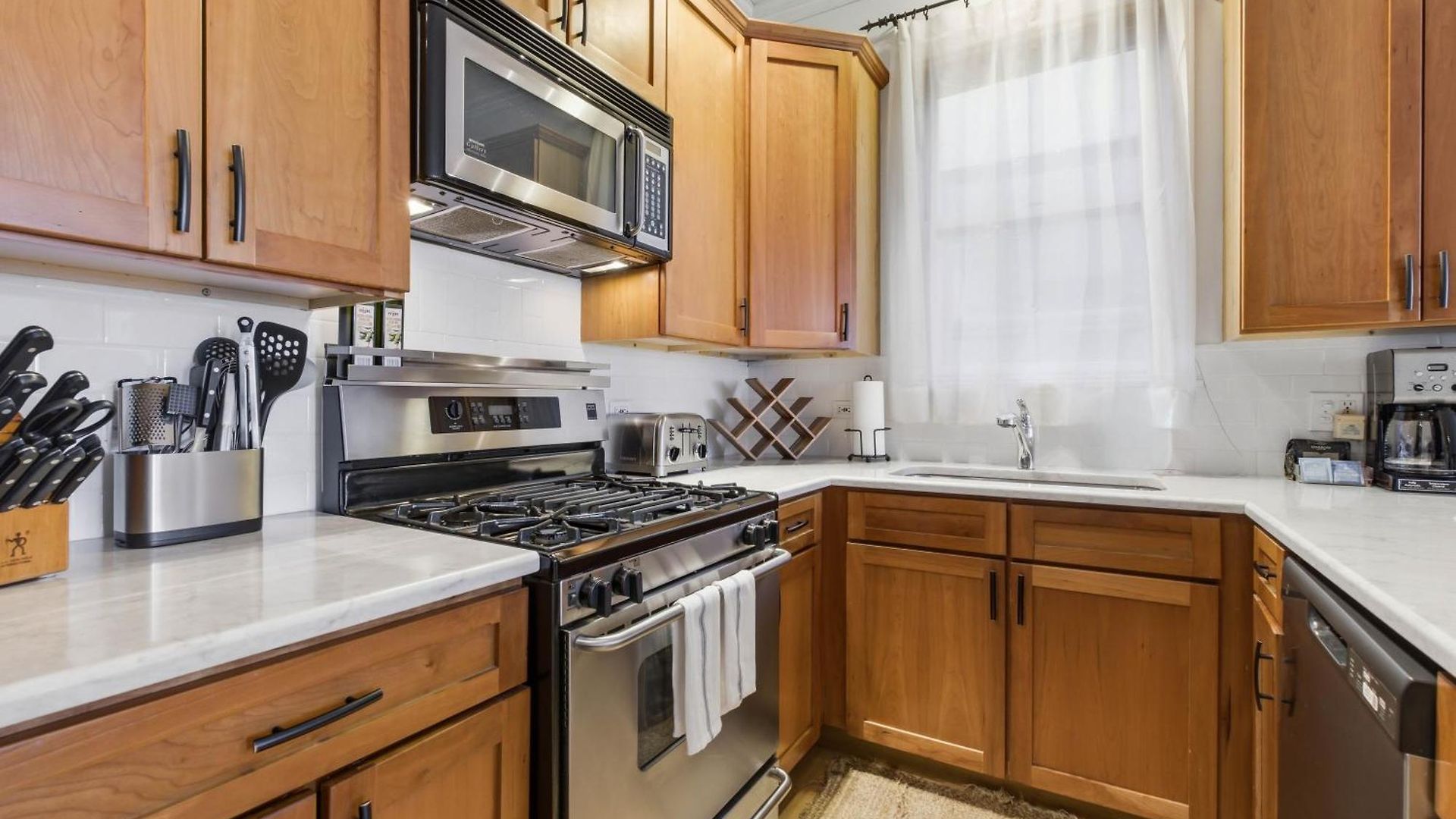 Heart Of East Village 2-bed 2-bath Peaceful Oasis Apartment Chicago