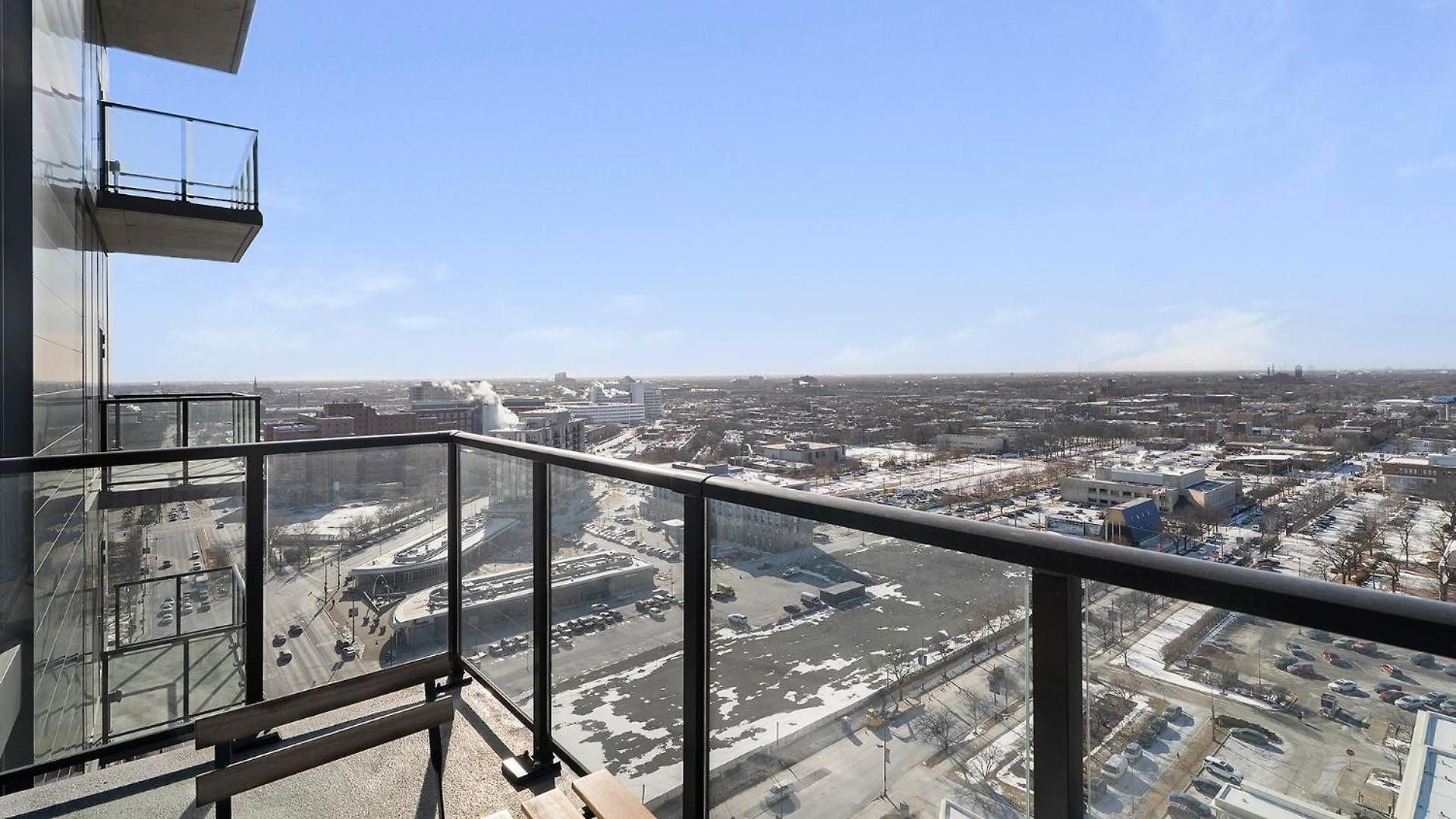 Landing Incredible 1bd Gym Pool Chicago