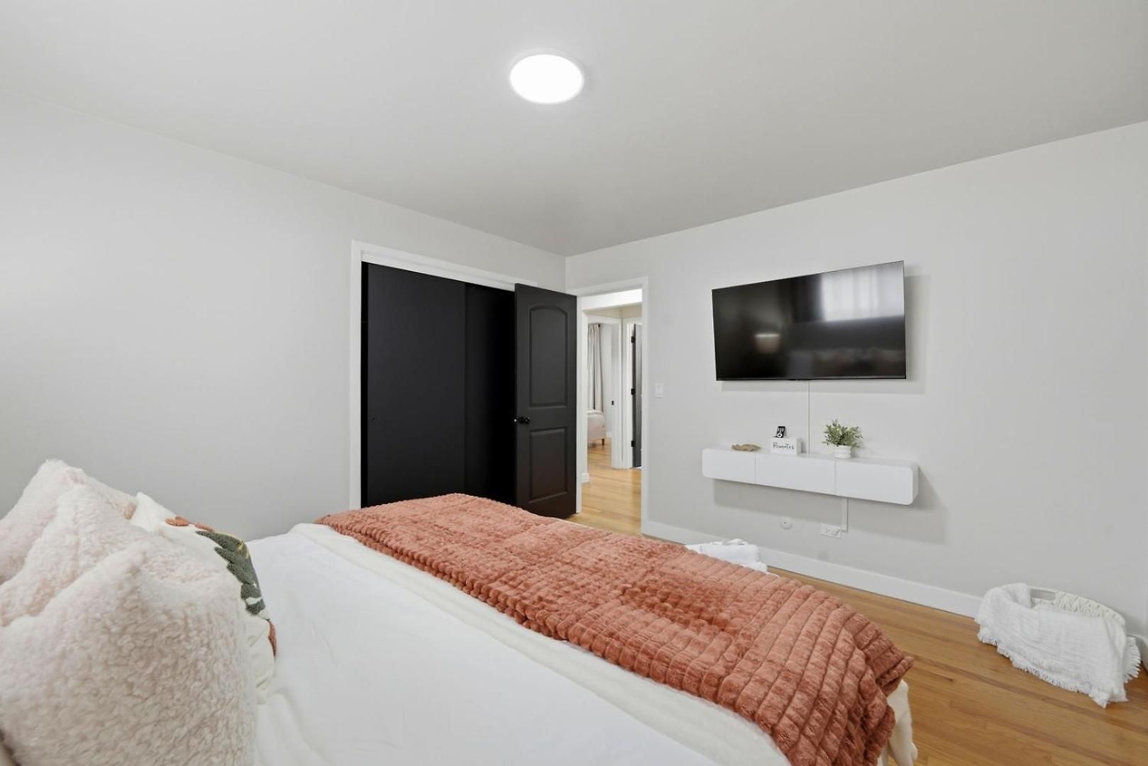 3br Near O'hare • Office • Coffee Bar • Sleeps 9 Chicago