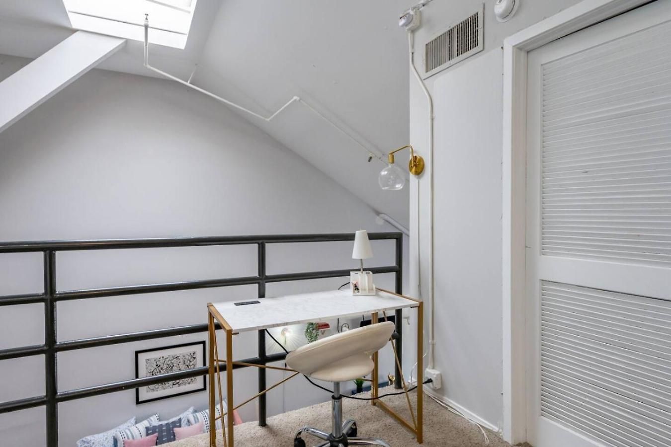 Spacious Downtown Penthouse Vintage, Gym & Balcony #3 Apartment
