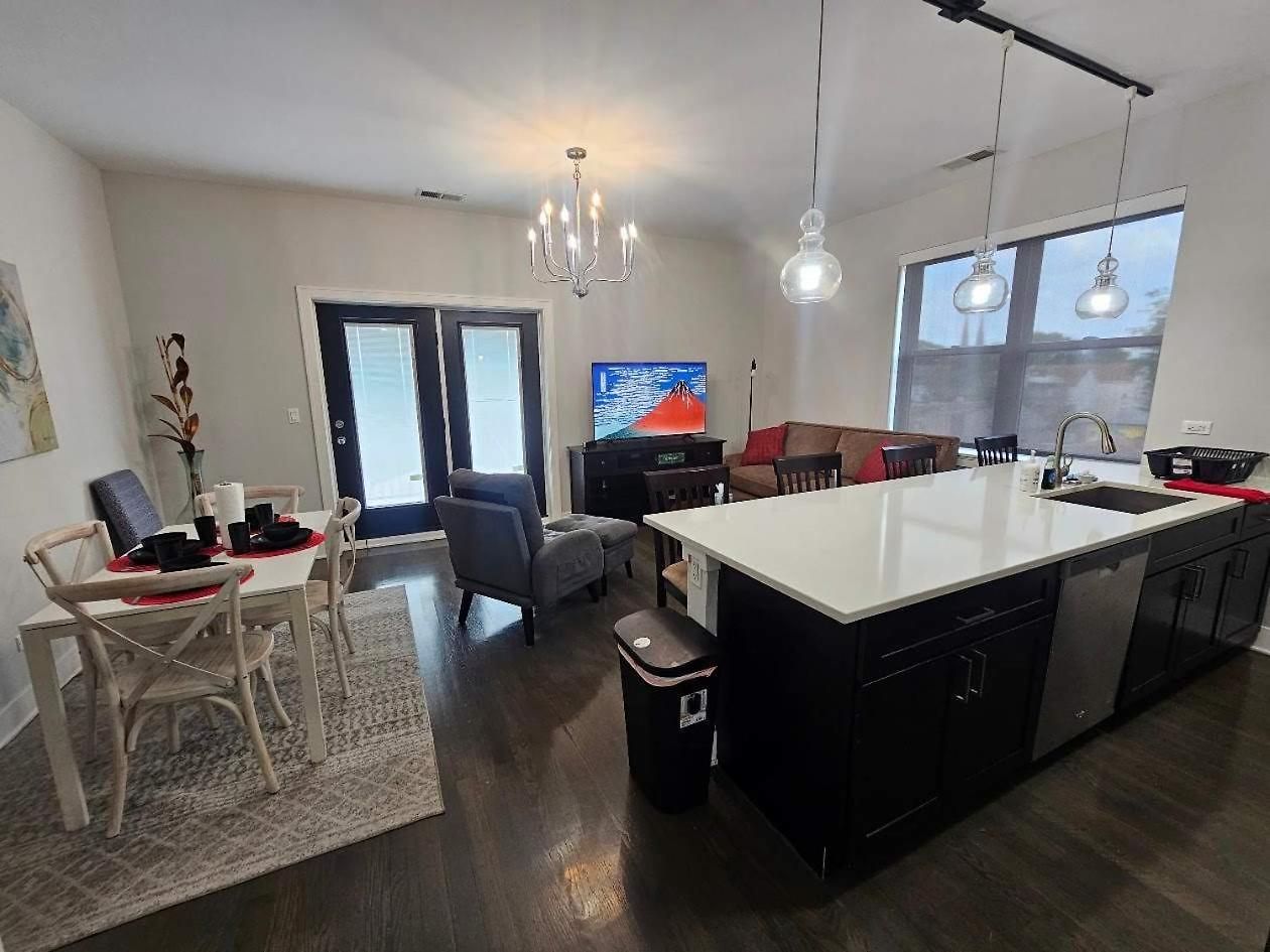 Spacious Modern Pilsen Retreat Sleeps 8 Near Downtown Apartment