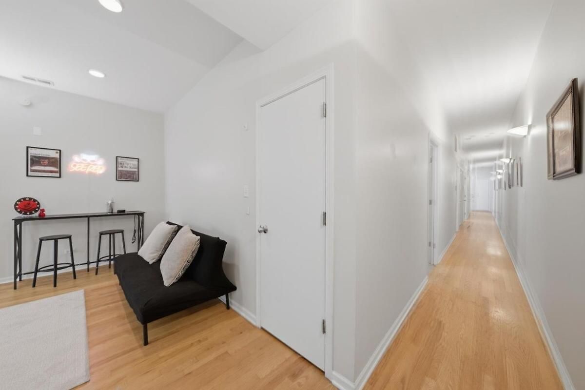Closest To The United Center 3 Bedrooms & Futon Apartment Chicago