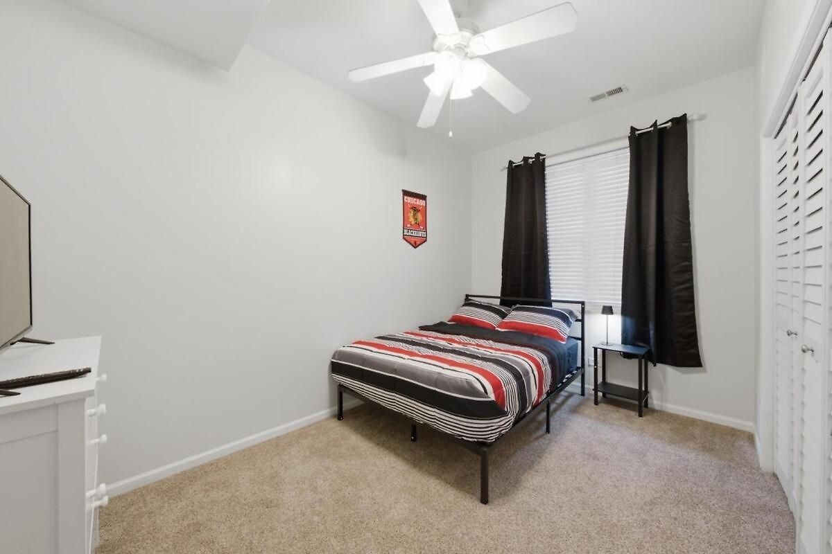 Closest To The United Center 3 Bedrooms & Futon