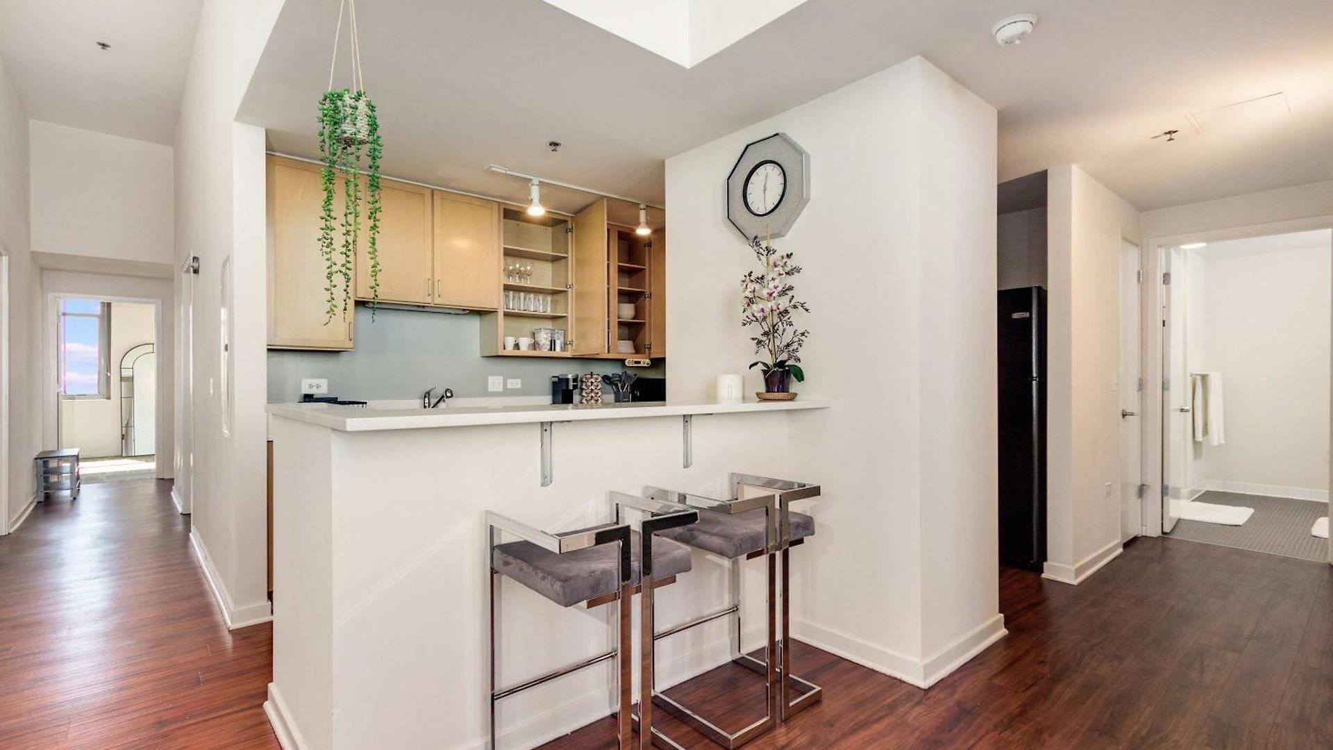 Apartment Downtown With Free In & Out Parking-2 *