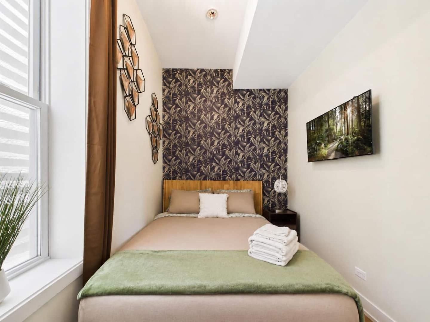 Modern Zen Retreat Mins From Downtown Apartment