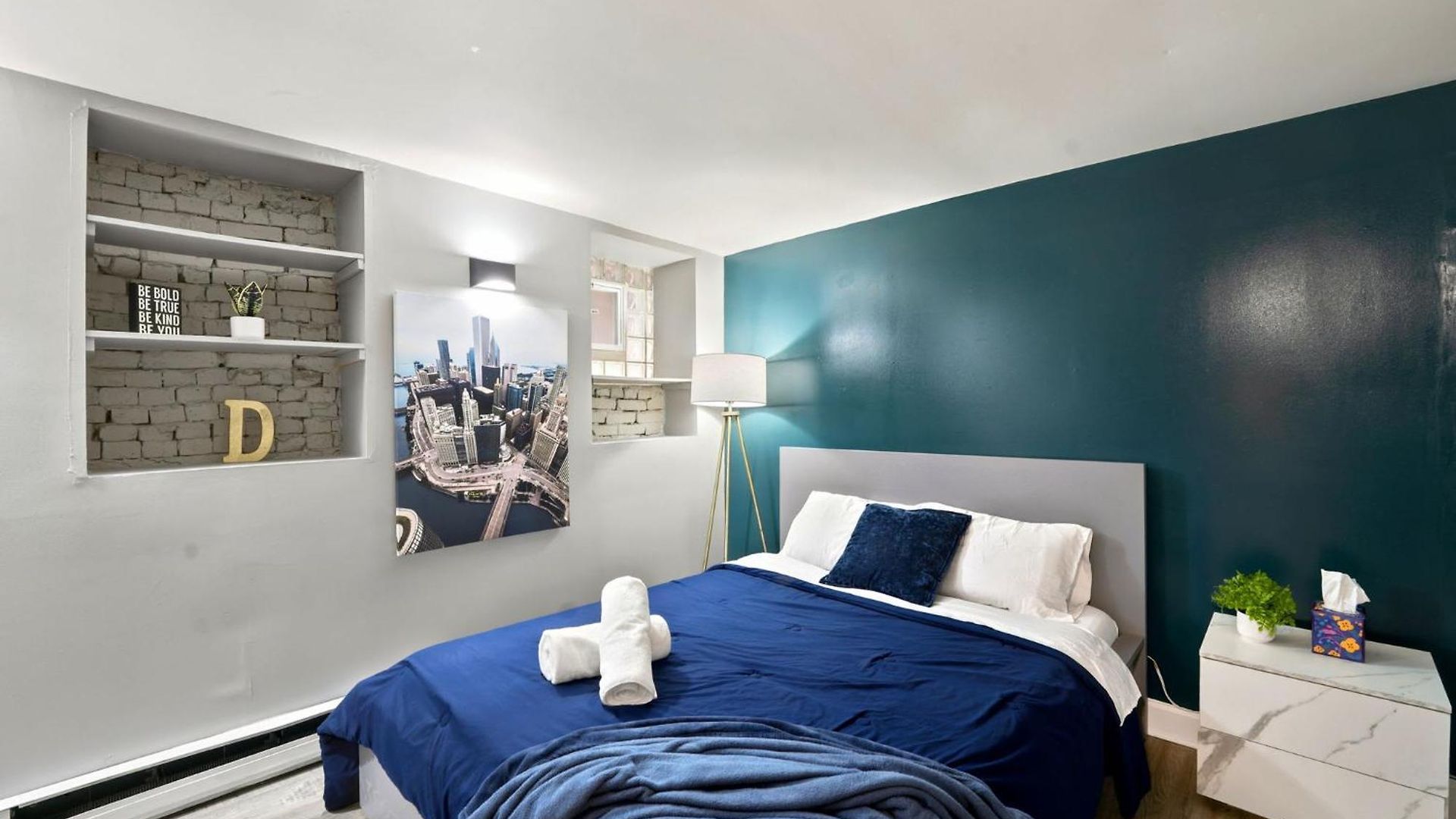 River West Retreat 2 Bedroom Garden Unit Apartment Chicago