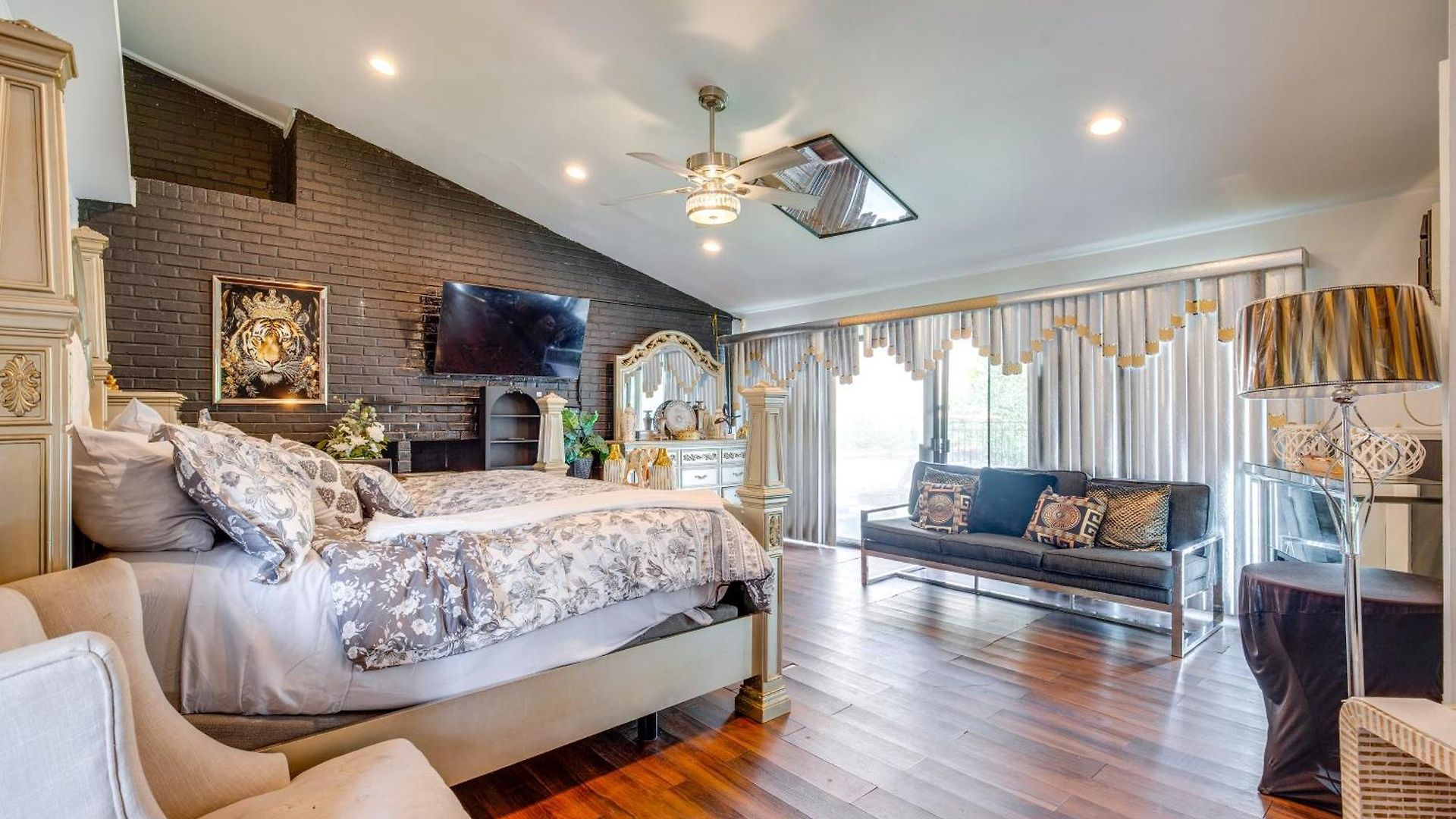 Walk To Stores & Parks! Stylish Apartment Chicago