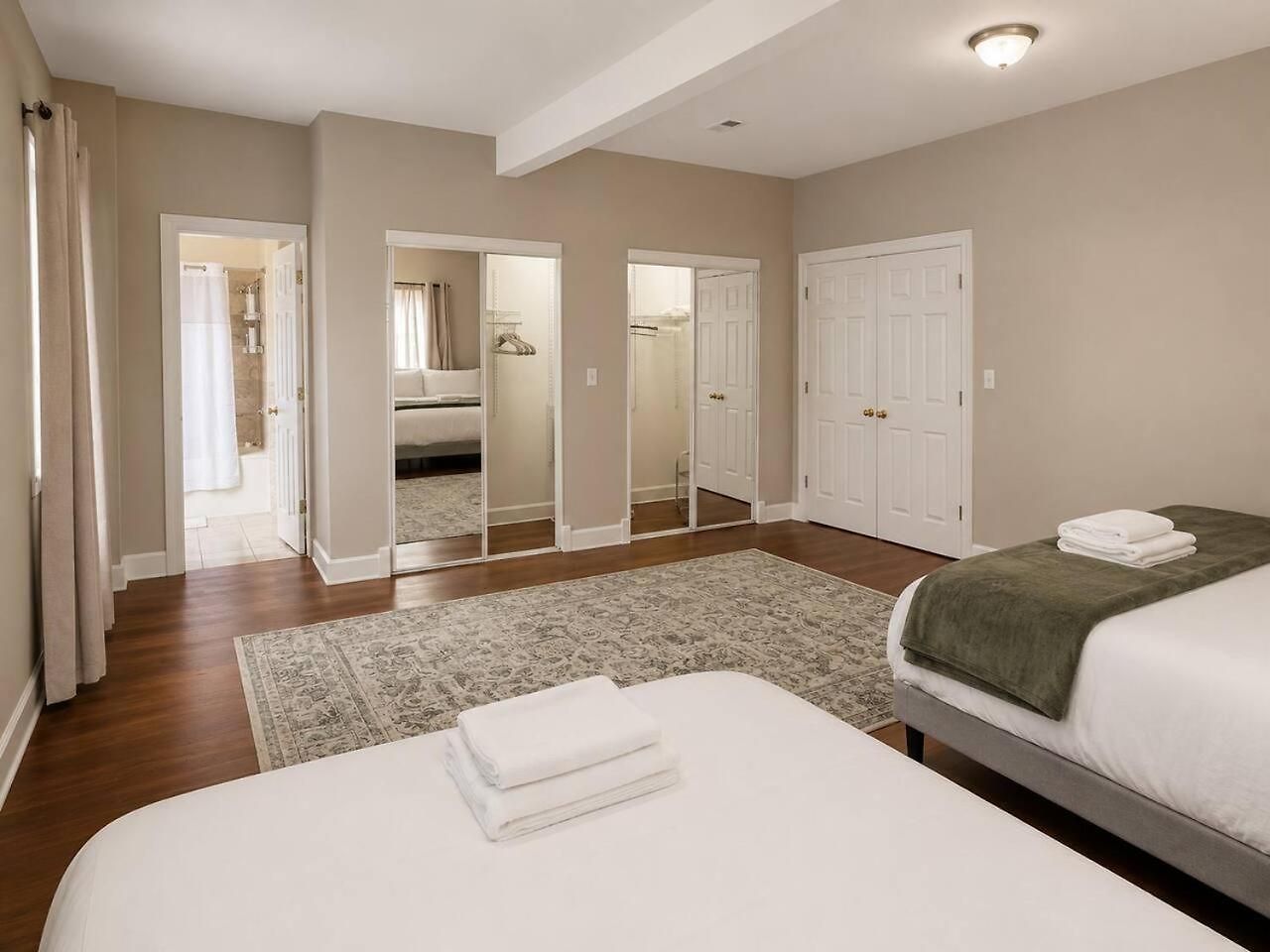 Mccormick Meetup - Prime Location - Sleeps 16 Apartment