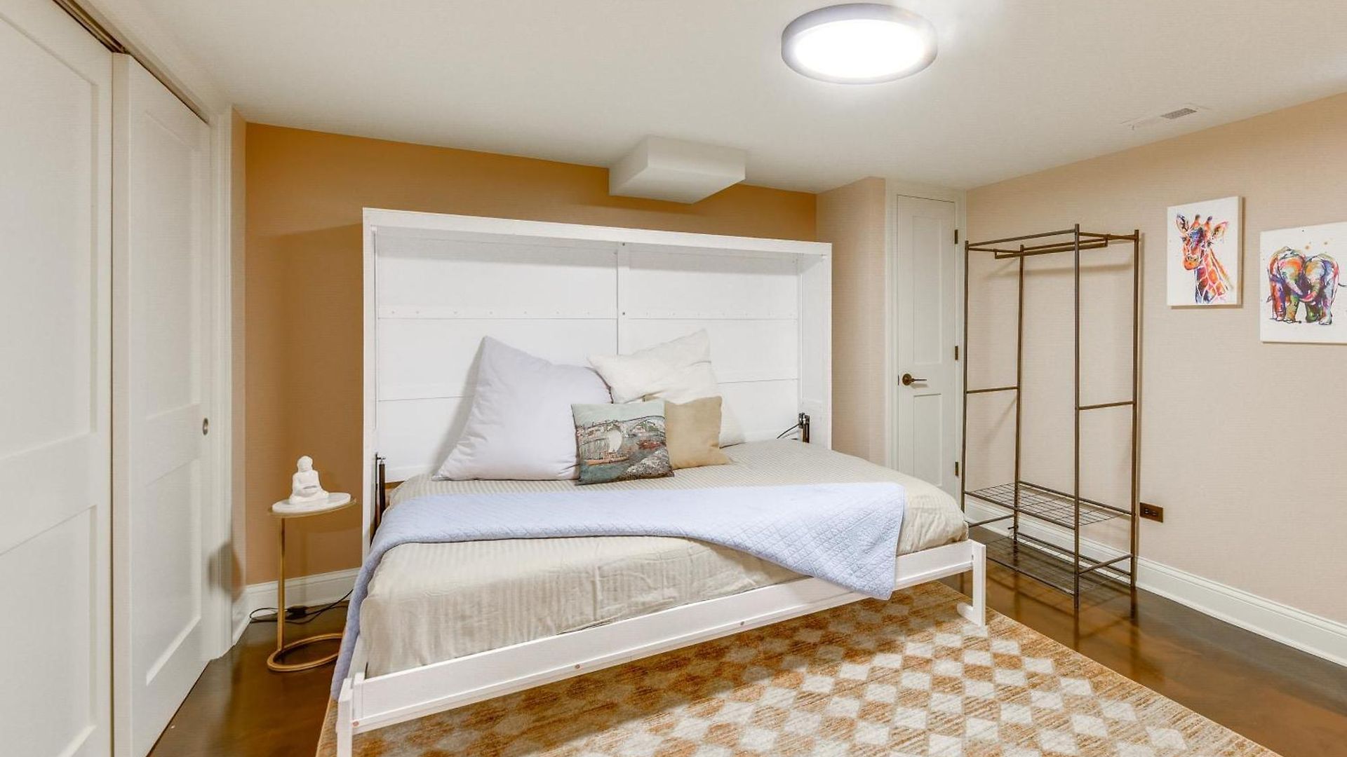 Cozy Retreat Near Wrigley & Universities *