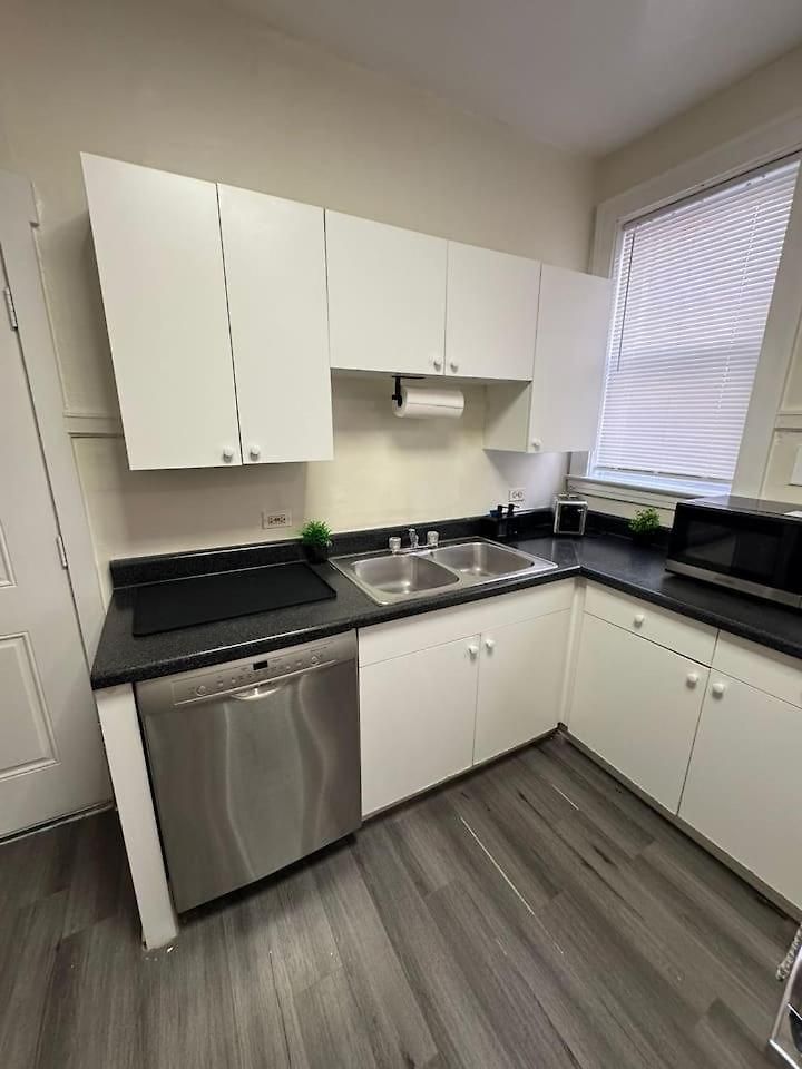 Apartment Walk To The • Private Office • 5br *