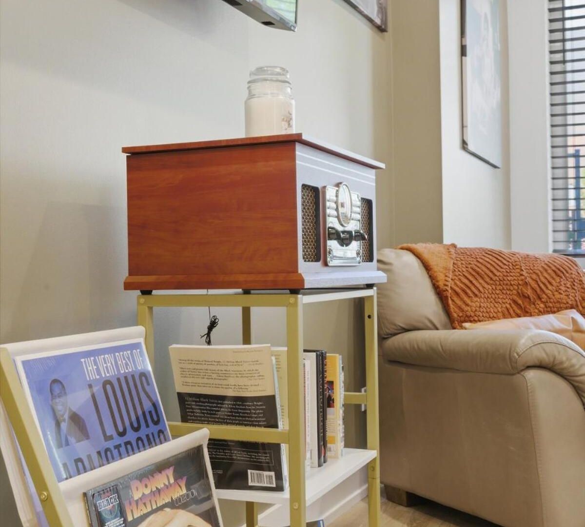Black Gallery Solar 2br Woodlawn Apartment